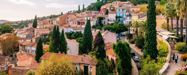 vacances-immersives-au-lavandou-vivre-au-rythme-des-ports-marches-et-sentiers-cotiers