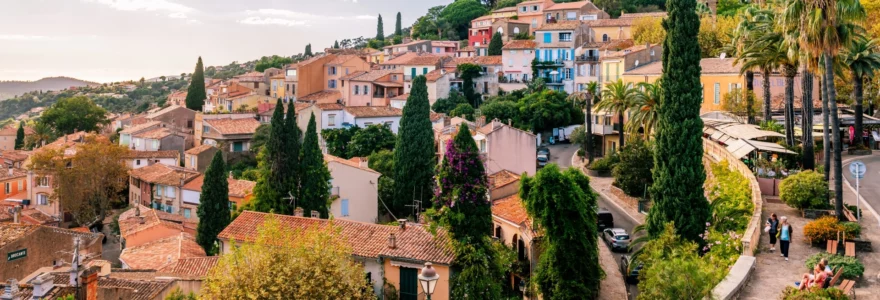 vacances-immersives-au-lavandou-vivre-au-rythme-des-ports-marches-et-sentiers-cotiers