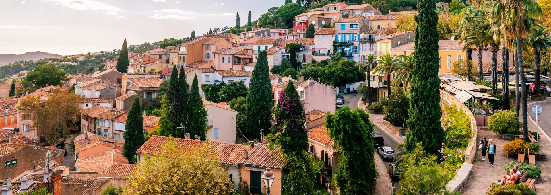 vacances-immersives-au-lavandou-vivre-au-rythme-des-ports-marches-et-sentiers-cotiers